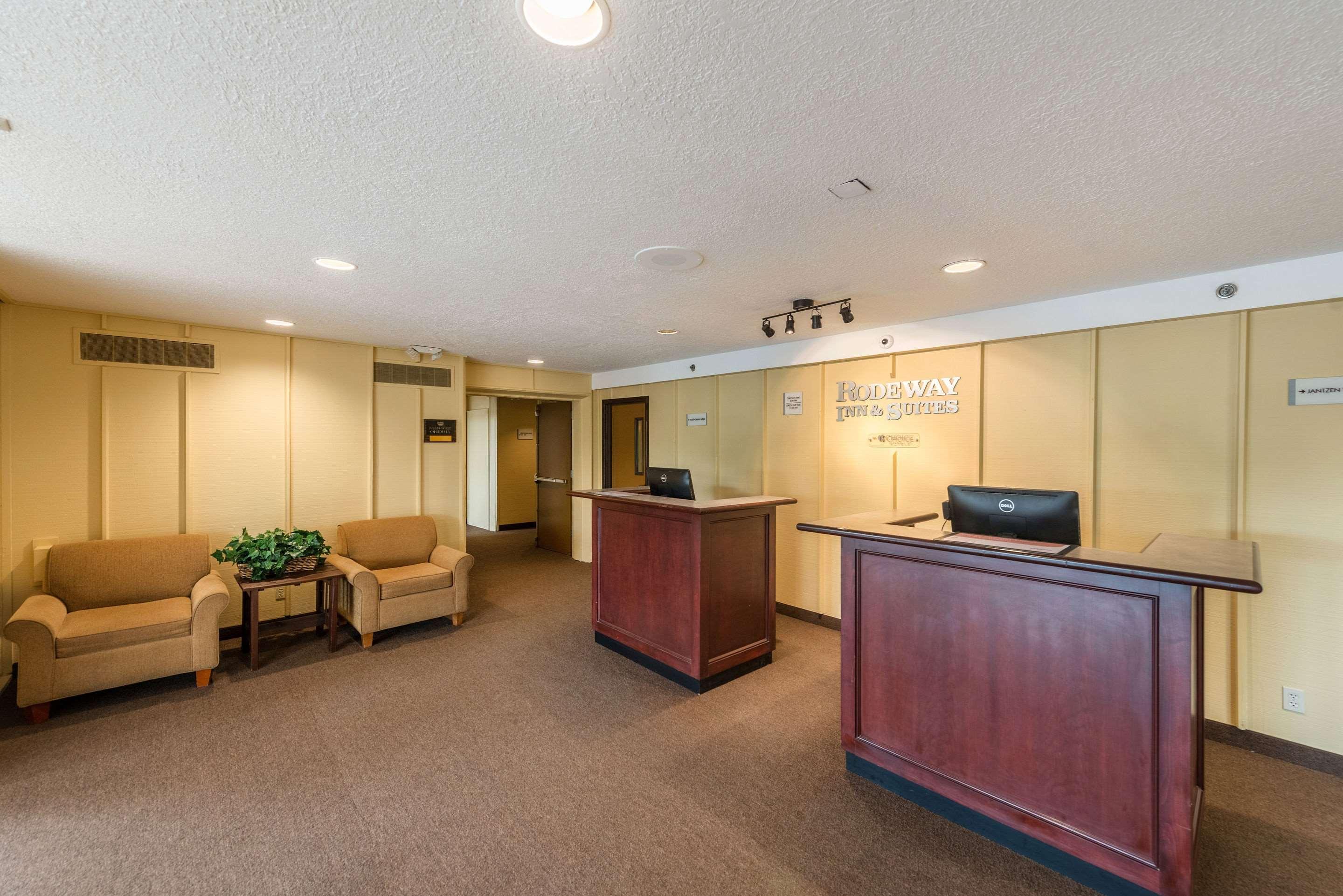 Rodeway Inn & Suites Portland - Jantzen Beach Hotel 2*