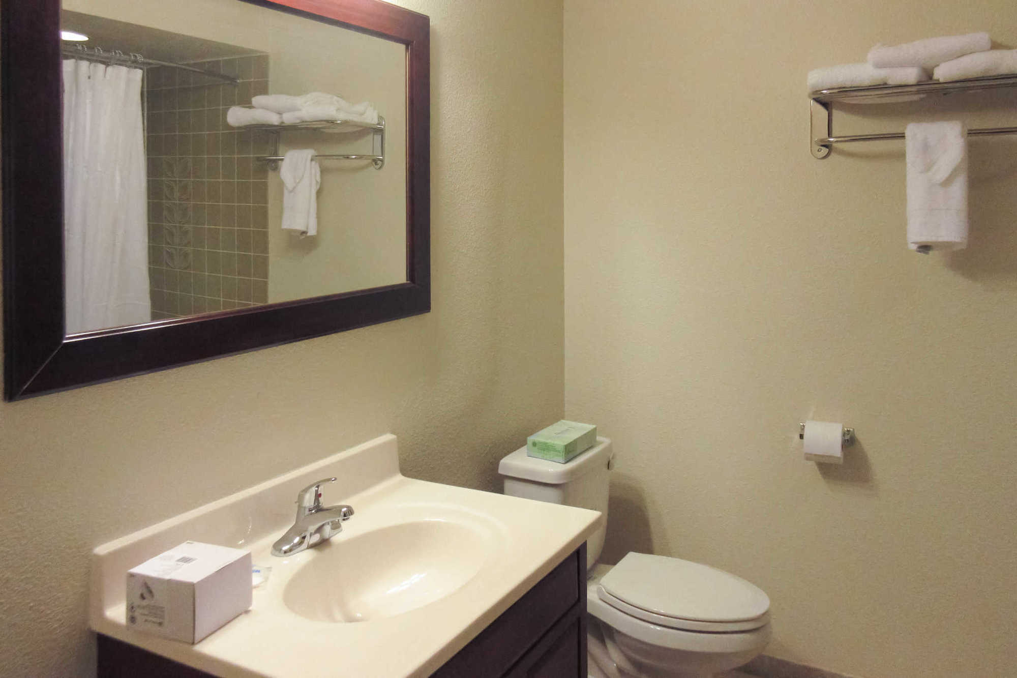 Rodeway Inn & Suites Portland - Jantzen Beach Hotel 2*